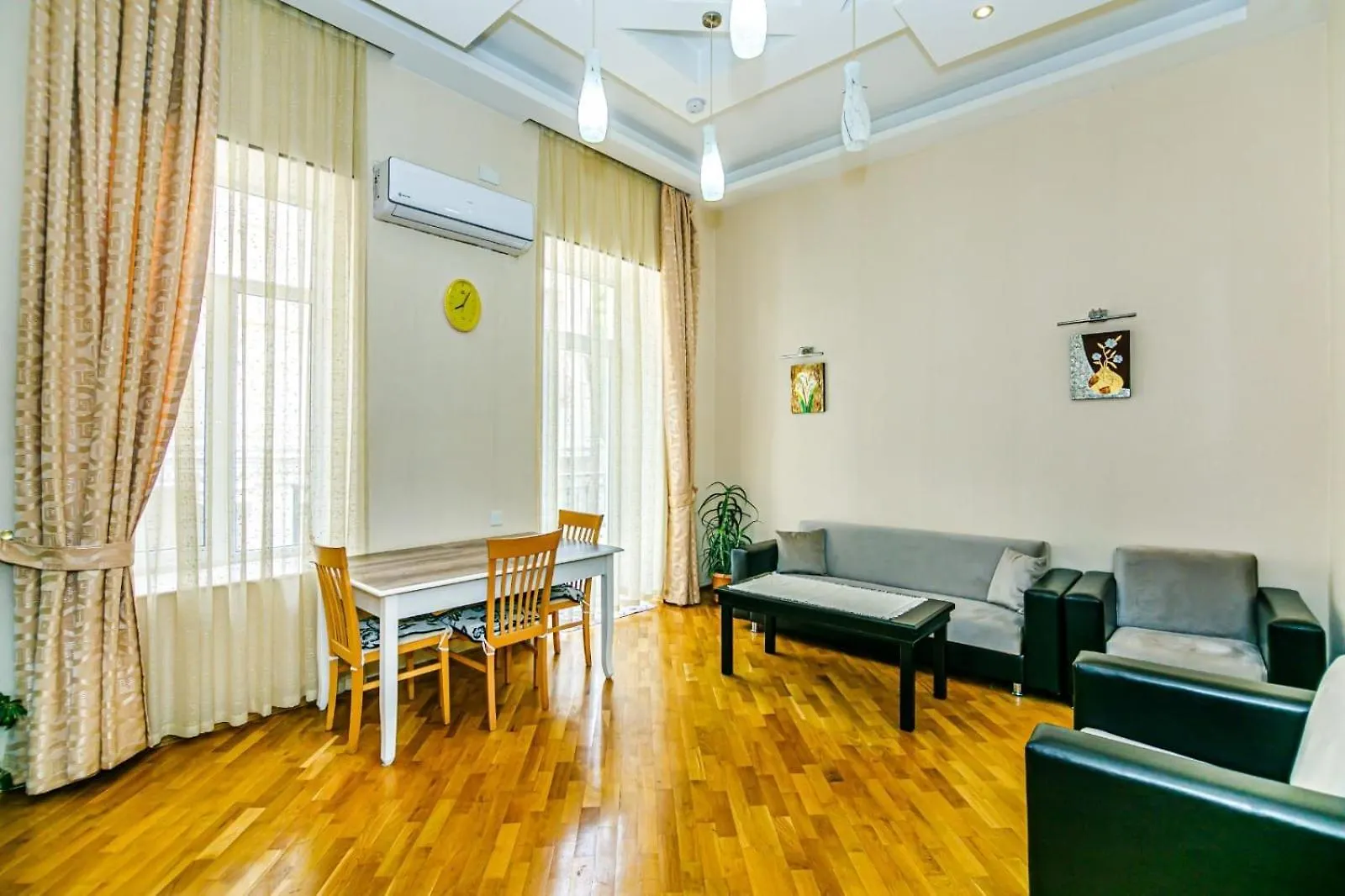 Isr Plaza Otel Apartment Bedroom And Sofa Baku 0*,